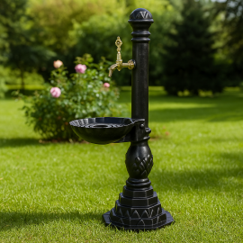 PyramidCast Döküm Bahçe Çeşmesi – Yerden Sabit, Siyah Gövde ve Antik Musluklu Model