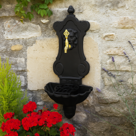 BlackLion Döküm Duvar Bahçe Çeşmesi – Aslan Kabartmalı, Antik Musluklu Siyah Model