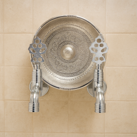 Krom Delikli Desenli Hamam Tası ve Çift Osmanlı Musluk Seti – Pirinç Hamam Musluğu Takımı