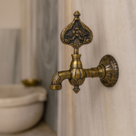 Eskitme Desenli Osmanlı Hamam Musluğu – Antik Pirinç Duvar Tipi